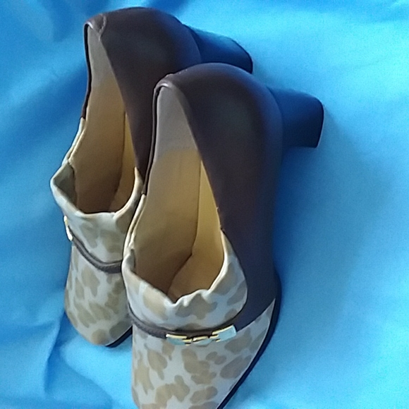 AJ Valencia womens 11 W Pump Heels Print and Brown with Gold color accent strap - Picture 16 of 16